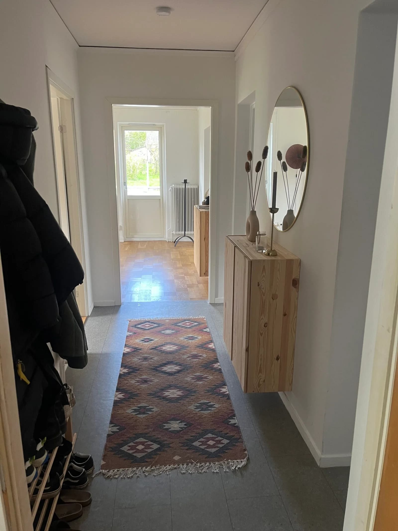 Hall med förvaring och dagsljus från intilliggande rum.